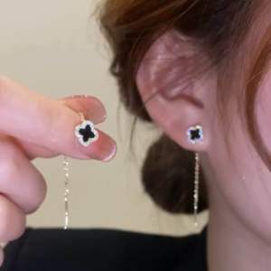 A109 COD Anting clover bunga hitam elegan original Korea