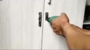 สลักกลอนบานเลื่อน แบบสเตนเลส งอ 180 มีรูหูล็อก สำหรับประตูและหน้าต่าง เกรด304 พร้อมส่ง