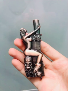 ( HCM SIÊU TỐC ) Bật khè hình cô gái ôm trụ kim loại ngồi trên đầu lâu size 8cm mẫu sưu tầm hay trưng bày