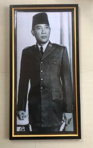 Hiasan dinding Cetak Gambar Ir Soekarno ukuran 50cm x 100cm plus Bingkai