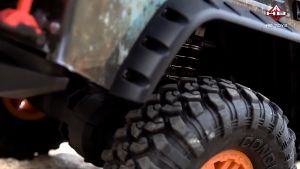 Mô hình xe địa hình điều khiển từ xa (tỉ lệ 1:10) dẫn động 4 bánh (4WD) dành cho trẻ em và người yêu thích off-road.