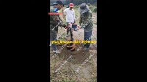 Máy khoan đất cầm tay Oshima 2P sử dụng động cơ 2 thì