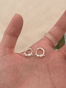 ต่างหูรูปวงกลมแบบหัวเข็มเงิน 925 สำหรับผู้หญิง ดีไซน์เรียบง่าย สไตล์โลหะ ต่างหูแบบหัวเข็มขัดแบบเรียบง่าย สไตล์ไฮเอนด์