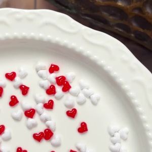 200Pcs Mixed Red White Heart Nail Charms 3D Flat Back Mini Love-Heart Resin Nails Art Decoration Sweet Love Shaped Manicure Part