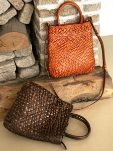 Retro Handcrafted Tannery Leather Woven Bag Womens Shoulder Crossbody Handbag Simple Stylish Cotton Lined Zipper Closure