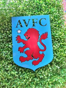 โลโก้ แอสตัน วิลล่า Aston Villa ขนาดสเกล 30 * 21.5 cm น้ำหนัก 1 กิโลกรัมเหล็กหนา 2.5 มิลลิเมตร แบบแขวนติดผนังพ่นสี 2K สีพ่นรถยนต์ภายนอกสวยงามคงทนไม่ลอกไม่ร่อนไม่เป็นสนิมสวยสมจริงติดตั้งได้ทั้งภายนอกภายในอาคารบ้านเรือนติดตั้งได้ทั้งผนังปูนไม้เหล็กและอื่นๆ