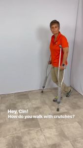 LightWeight Aluminium Adjustable Shoulder Crutches | Underarm Crutch | Tongkat Ketiak - 1 Pair(2 Pieces)