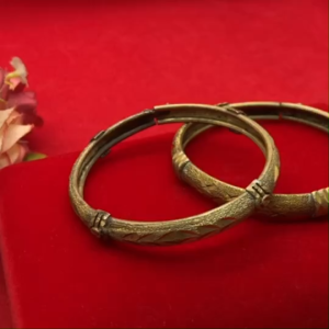 กำไลคลิปล็อคงานดิบทองเหลืองตัดลาย เส้นผ่านศูนย์กลาง 5.3 ซม. งานดิบไม่ได้ชุบ ทองเหลืองโบราณ ดีไซส์เก๋ พร้อมส่ง #ทองเหลือง #วินเทจ