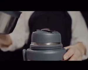 1000ml Stainless Steel Vacuum Soup Jar Full Size Stainless Steel Spoon 34 Ounce Capacity Vacuum Insulated 康百利焖烧杯