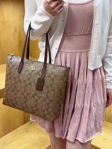 2026 High-end Printed Striped Bag with ZipperLarge CapacityWomens Spring New Fashion Commuting Shoulder BagHigh-end Tote Bag