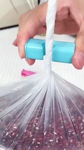 (1 PCS) Spring Sealing Clip Plastic Food Sealer Keep Fresh Storage Grip Squeeze Clip Holder Bread Bag Snack Seal Tool