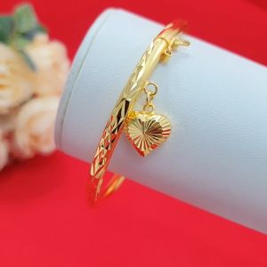 กำไลคลิปล็อคห้อยจี้หัวใจ น้ำหนัก 1 บาท เสริมบารมี หุ้มเศษทองแท้เยาวราช ทองชุบ ทองปลอม