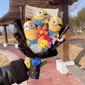 Genuine Amine Minions Plush Dolls With Sunflowers Roses Creative Bouquets Christmas Birthday Graduation Valentine Gifts