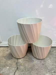 3PCS Twister Pots for Plants Durable Plastic Flower Pots Indoor & Outdoor Planters Modern Garden Pot Set 8 Inches Diameter 7 Inches Height White