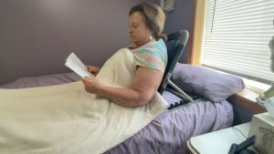 Planet Home พนักพิงหลัง พับได้ บนเตียง  พนักพิงเตียงสำหรับผู้ใหญ่นั่ง เก้าอี้ปรับระดับสำหรับการอ่านหนังสือ เก้าอี้เตียงพยาบาลผู้ป่วยพร้อมหมอน ผ้าระบายอากาศแบบพับเก็บn