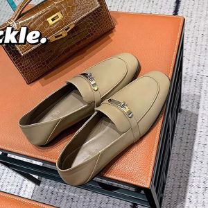 Hong Kong ของแท้ หนัง นุ่ม ด้านล่างสองทาง ผู้หญิง รองเท้าไม่มีส้น ทันสมัย หัวเข็มขัดโลหะแบบสวมส้นแบน ลำลอง รองเท้าสําหรับเยาวชน