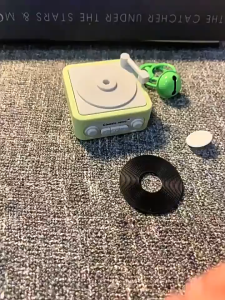 Mainan tape recorder yang dapat memutar musik dan merekam suara