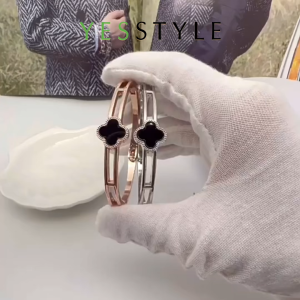 Yesstyle Gelang Bangle Clover Hitam Gaya Mewah Gelang Tangan Couple Titanium Aksesoris Elegan