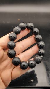 กำไลข้อมือนิลแกะสลัก อักษรโอม เป็นสัญลักษณ์แห่งความเป็นสิริมงคลและความสำเร็จ อีกทั้งยังช่วยขจัดอุปสรรคต่าง ๆ ให้หมดไป