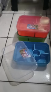 Misting Bola Dunia 4 sekat Kotak Bekal Microwavable! Lunch Box Kotak Makan Anak-Anak