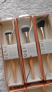 ชุดแปรง 3 ด้าม + แถมฟรีแปรงแต่งตาและปาก 5 ชิ้น (รวมแปรง 8 ด้าม) สำหรับแต่งหน้าแบาๆ ทุกวัน