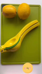 Aluminum alloy two-piece manual juicer heavy-duty lemon juicer. Simple to operate safe to use and