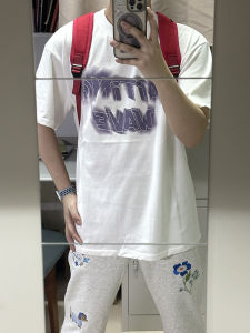 เสื้อยืดแขนสั้นผู้ชาย ทรงหลวม ผ้าฝ้าย สีขาว ลายตัวอักษรสีม่วง แฟชั่นฤดูร้อน 2025 ใหม่ ลำลอง คอกลม