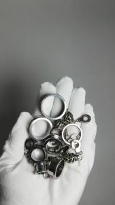 Surgial Steel Skull Handcuff Pendant Pulley Ear Tunnels Gauge Strecher Expansion Hollow Saddle Ear Plugs Piercing Earring