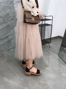 รองเท้าแตะส้นหนาพื้นแบนแบบโรมันใหม่สำหรับนักเรียนหญิง รองเท้าแตะส้นกลางปากปลาทรงเปิดสไตล์เกาหลี