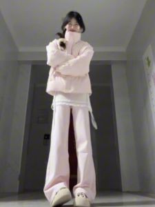 กางเกงวอร์มทรงหลวมเอวต่ำผ้ากำมะหยี่สีชมพูสำหรับผู้หญิง กางเกงขายาวทรงหลวมสำหรับออกกำลังกายในฤดูใบไม้ร่วงและฤดูหนาว