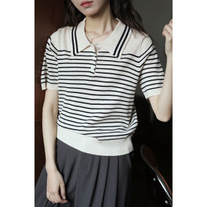เสื้อยืดคอโปโลลายทางสีน้ำเงินเข้มแขนสั้นทรงตรงสำหรับใส่ไปทำงานในฤดูร้อน ทรงเข้ารูป เสื้อผ้าทำงานสไตล์วินเทจ