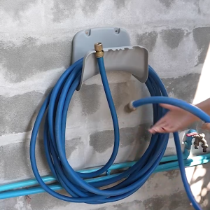 วันเดียวถึง!! KOSSO jc ที่แขวนสายยาง เก็บสายยาง 30 เมตร (4หุน) แบบแขวนผนัง ที่เก็บสายยาง มีที่เปิดฝาขวดน้ำในตัว ท่อที่แขวนท่อสวนที่วางติดผนัง ที่แขวนอยาง จัดเก็บสายยาง แขวนสายยาง ตะขอแขวนสายยาง 152 2PA