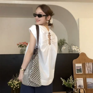 เสื้อเชิ้ตคอตั้งแขนสั้นสีขาวสไตล์เกาหลีสำหรับผู้หญิง ฤดูร้อนปี 2024 เสื้อเชิ้ตคอวีแบบเปิดหลังแบบใหม่ที่หรูหราและมีเอกลักษณ์เฉพาะตัว