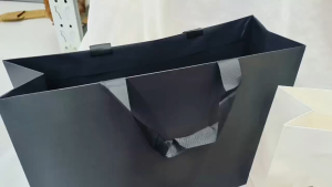 HUI ถุงกระดาษ ถุงกระดาษคราฟท์ ถุงกระดาษหูหิ้ว เเบนหนา ร้อยเชือก สีดำ ใส่ของชำร่วย พร้อมส่งด่วน