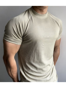 เสื้อยืดแขนสั้นทรงสลิมฟิตสำหรับผู้ชาย ดีไซน์แถบสีพื้น แห้งเร็ว ระบายอากาศได้ดี ทรงปกติ คอตั้ง เสื้อผ้ากีฬาสำหรับผู้ชาย