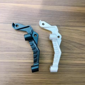 ( H àng Mới Về AE Ơi ) Pát Trước Cho Dòng Xe NVX _ Đi Heo Trụ 10mm ( Khoảng Cách Chân 100mm ) _ Đi Size Đĩa Zin 267mm . Có 2 Màu Trắng Và Đen _ Gắn Như ZIn Lun Nhé Ae!!!