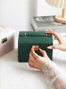 Sydneywind- พร้อมส่ง กล่องจัดเก็บเครื่องประดับ พร้อมล็อก กล่องเครื่องประดับหนังมัลติฟังก์ชั่พร้อมล็อคนาฬิกาขนาดใหญ่ต่างหูสร้อยคอที่เก็บของสามชั้นกำมะหยี่ผู้หญิงเครื่องประดับกล่องเก็บกับลิ้นชักและกระจก กล่องจัดเก็บเครื่องประดับ พร้อมล็อก