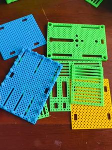 Tấm nhựa lỗ 75mm x 60mm dùng làm khung xe hoặc bệ mô hình DIY Stem steam hàng mới 100% - HM0395