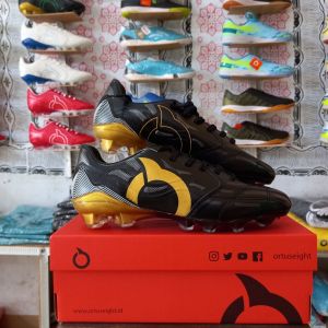 sepatu bola ortuseight dan speck  terbaru free kaos kaki dan skin deker