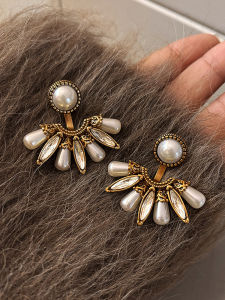 ต่างหูไข่มุกสีทองสไตล์ย้อนยุคสำหรับผู้หญิง ต่างหูทรงกลมขนาดใหญ่แบบเรียบง่าย เครื่องประดับแฟชั่นฤดูใบไม้ร่วง/ฤดูหนาว ต่างหูตกแต่ง