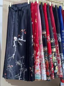 Dazzlin  Tempat 50 Pelbagai Warna Skirt Wanita Skirt a Cina Wanita Pakaian Han Wanita 2024 Model Empat Musim Baru Yang Boleh Dipakai Di Tempat Kerja Komuter a Cina Baru Serba Boleh Rok Pakaian Han Penambahbaikan Rok Merah Wanita