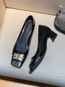 รองเท้าส้นสูงหัวเหลี่ยมสีดำสไตล์ฝรั่งเศส สำหรับผู้หญิง ฤดูใบไม้ผลิและฤดูใบไม้ร่วง สไตล์ใหม่ รองเท้าส้นเดี่ยวแบบมีสายรัดโลหะที่มีสไตล์ย้อนยุค