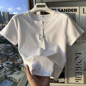 เสื้อยืดแขนสั้นผ้าฝ้ายแท้สีขาวติดกระดุมไหล่ตรงเสื้อตัวในแขนสั้นเข้ารูปสไตล์เกาหลีแบบใหม่ฤดูร้อนสำหรับผู้หญิงเสื้อตัวบนแบบสั้น