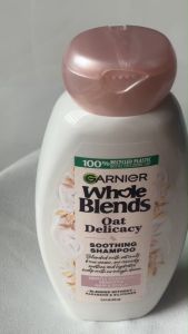 Dầu gội cho tóc hư tổn GARNIER Whole Blends Oat Delicacy SOOTHING SHAMPOO 370ml phục hồi dưỡng ẩm và làm mềm tóc của Mỹ