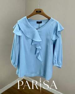 เสื้อเป็นดีไซน์แต่งระบาย แขนจั๊ม 5 ส่วน ดีเทลระบายผ่านกลางหน้าด้วยคอวีเล็กน้อยไม่ลึกจนเกินไป รุ่นนี้ผลิต 5 สี ขาวออฟไวท์ / ฟ้าคราม / น้ำเงิน / ชมพูม่วง / ดำ รุ่นนี้เนื้อผ้า : คอตตอนลินิน รีดง่าย สีไม่ตก ใส่สบายค่ะ จัดโปรโมชั่น จาก 750฿