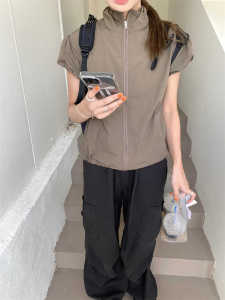 เสื้อแจ็คเก็ตกีฬาคอสูงแบบมีซิปแขนสั้นลำลองกันแดด เสื้อตัวบนสไตล์ฟังก์ชั่นสั้น ผ้าฝ้ายผสมโพลีเอสเตอร์ ฤดูร้อน 2024