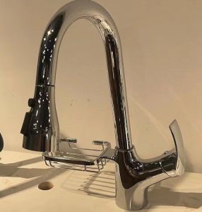 Vòi rửa chén bát dây rút có khay để rẻ lau. Chất liệu đồng mạ crôm bóng.