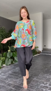 เสื้อแพตเทิร์น คอกลม สีสันสดใส กระดุมสีเดียวกับตัวชุด 🧬 ดีเทล เริ่ดเลอ Perfect  ด้วยการตัดขอบโค้ 🌞 เพิ่มดีกรีความงาม ให้ชวนมอง