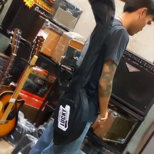 กระเป๋าพิณ กระเป๋าใส่พิณ สีดำ ด้านใบบุฟองน้ำ หิ้วได้ และมีสายสะพาย Lucky by music / จัดส่งด่วนทั่วไทย มีปลายทาง