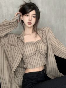 GUZILIAN | เสื้อครอปลายทางสีน้ำตาล ชุดสองชิ้น สำหรับผู้หญิง ช่วงต้นฤดูใบไม้ร่วง เสื้อครอปสายเดี่ยวแบบมีแผ่นเสริมหน้าอก ดีไซน์เก๋ไก๋ สำหรับสาวฮอต